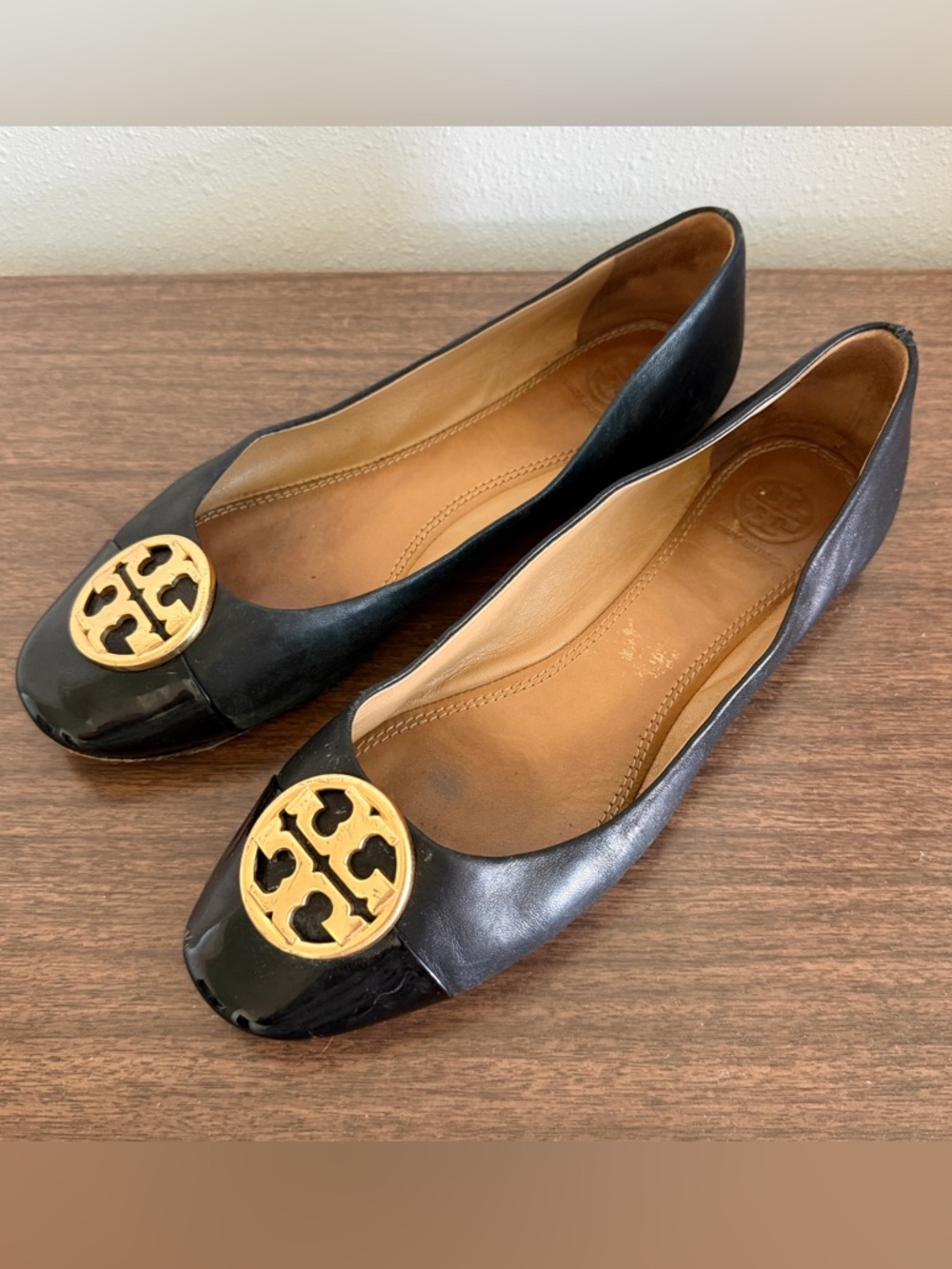Tory Burch Ballerina Flats 7.5 Cap Toe Black Leather Logo Gold